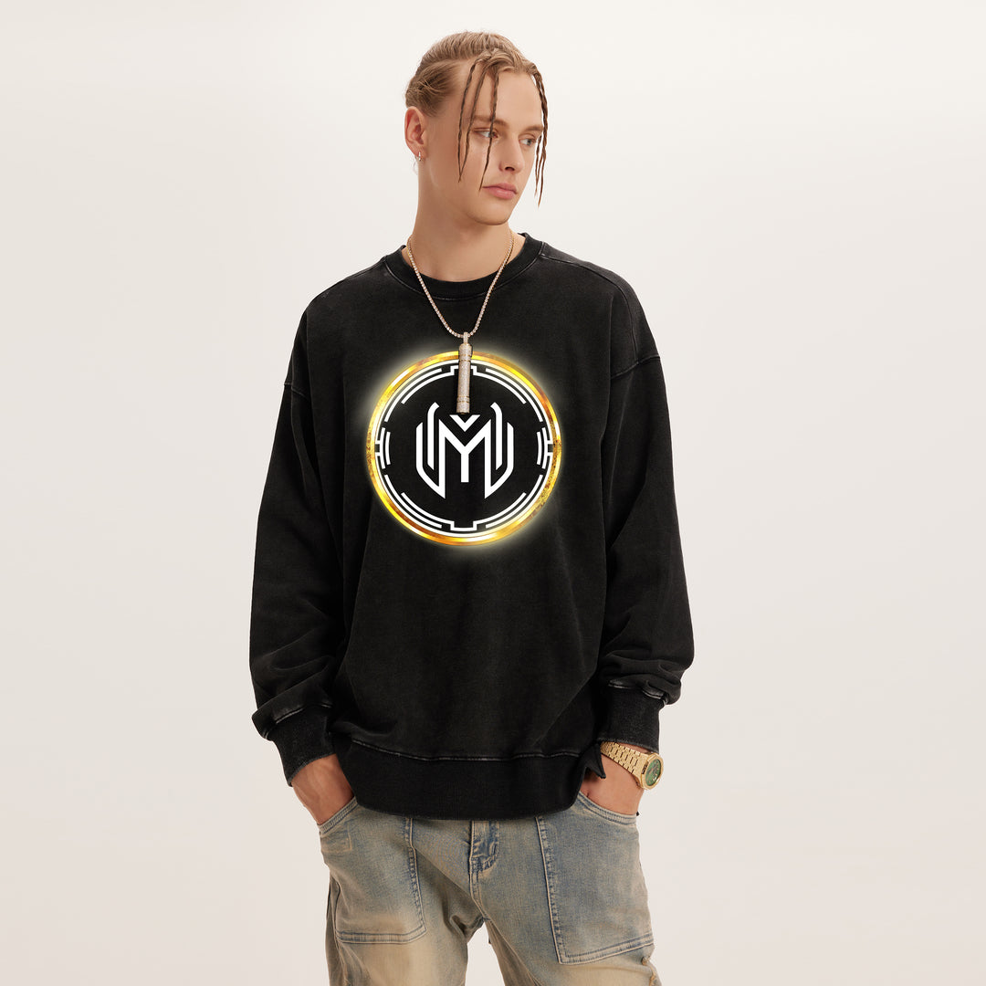 Un modèle portant le sweatshirt oversized Kaizo-Ku x Maze. Design épuré avec halo lumineux autour du logo, alliant confort et style pour le quotidien.