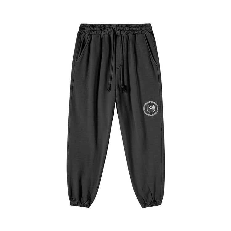 Jogger black washed oversized avec le logo simple de Maze. Un vêtement confortable et durable, idéal pour le gaming ou une journée décontractée en ville.