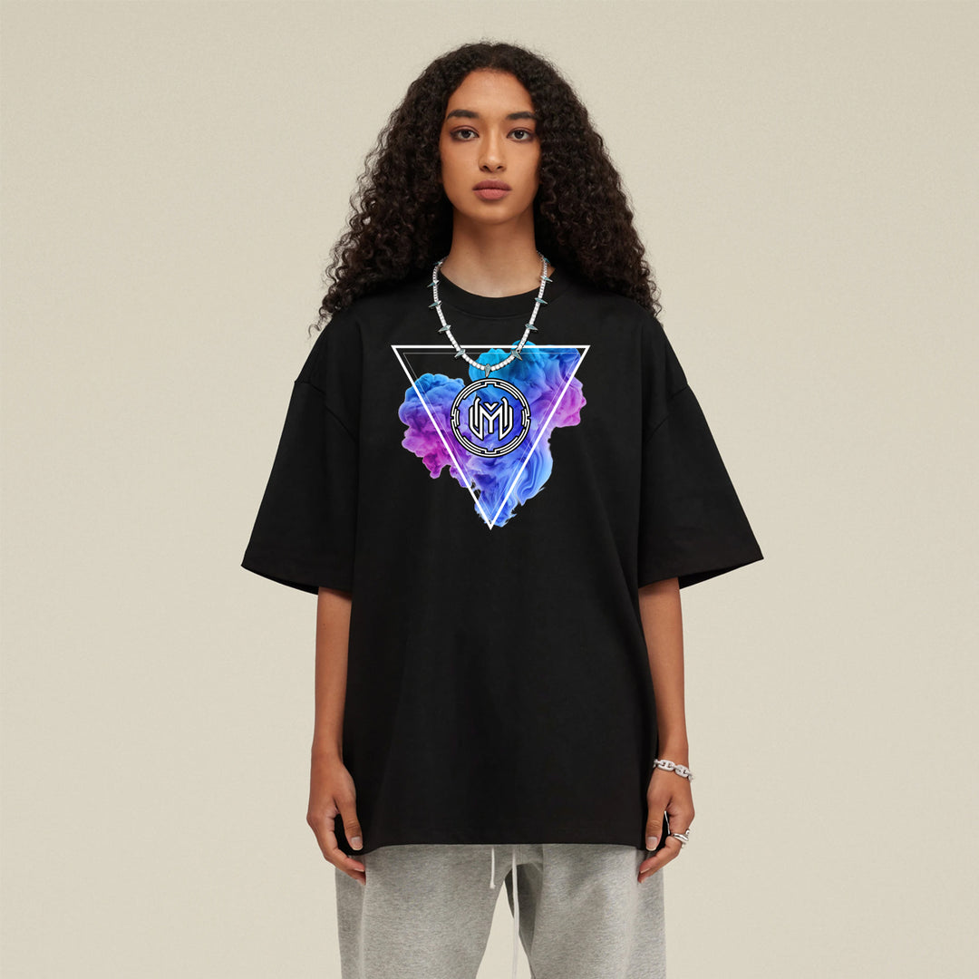 Le Shadow Void Boxy T-shirt porté par une femme, avec un design minimaliste et une coupe ample pour un confort optimal. Le logo "Shadow Void" ajoute une touche mystérieuse à ce t-shirt, idéal pour un look urbain élégant.