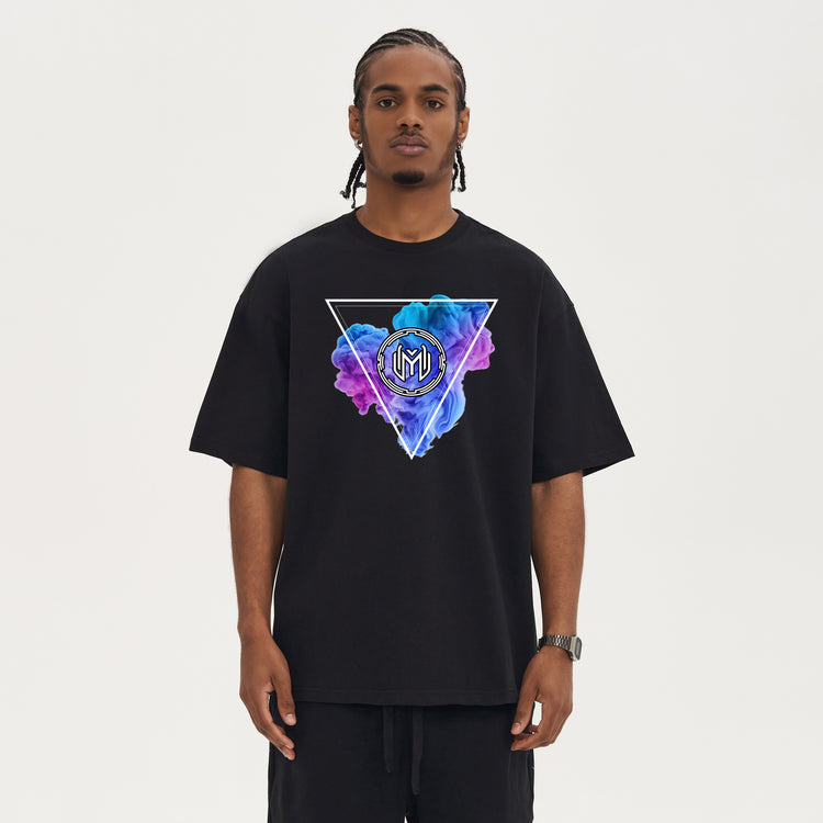 Le Shadow Void Boxy T-shirt porté par un homme, avec une coupe ample et un design inspiré par les seigneurs du vide. Ce t-shirt offre un look moderne et mystique, parfait pour les sessions gaming et un style streetwear audacieux.