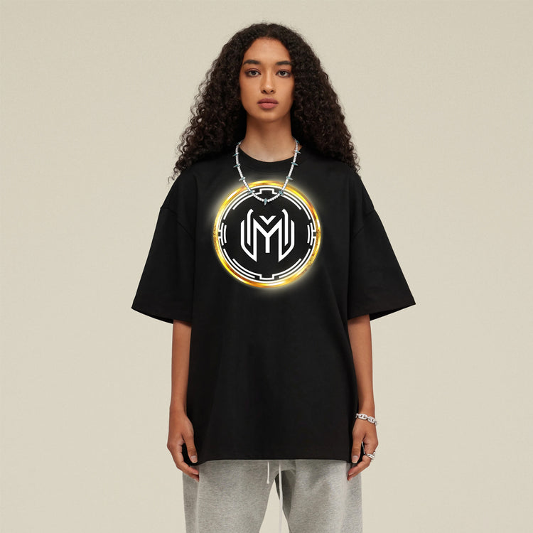 Le Light Bringer Boxy T-shirt porté par une femme, avec une coupe ample qui offre un confort maximal. Le logo "Light Bringer" sur la poitrine illumine ce t-shirt minimaliste et moderne, parfait pour un style streetwear ou casual.