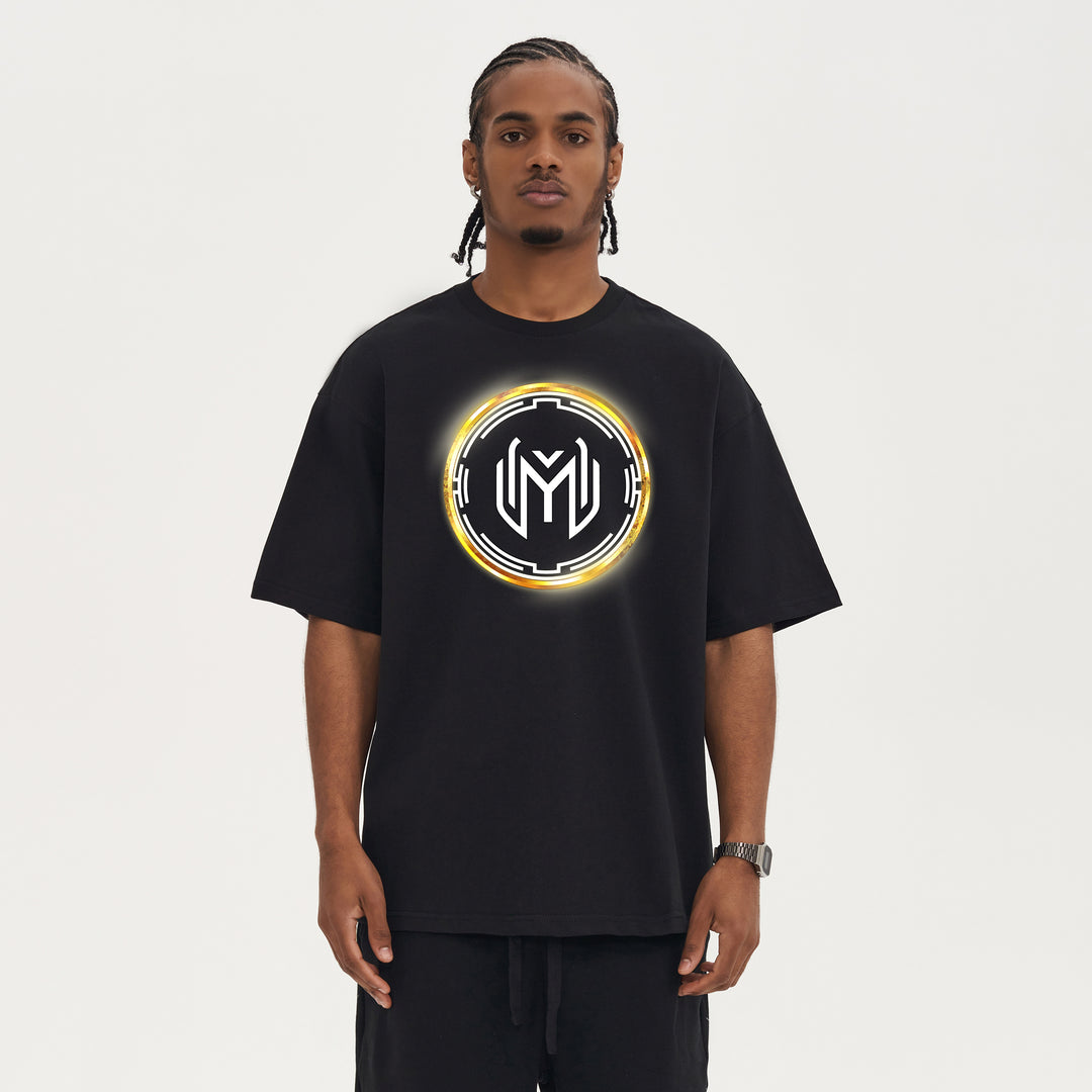 Un modèle portant le t-shirt oversized Kaizo-Ku x Maze. Design minimaliste et halo lumineux autour du logo, parfait pour allier confort et style.