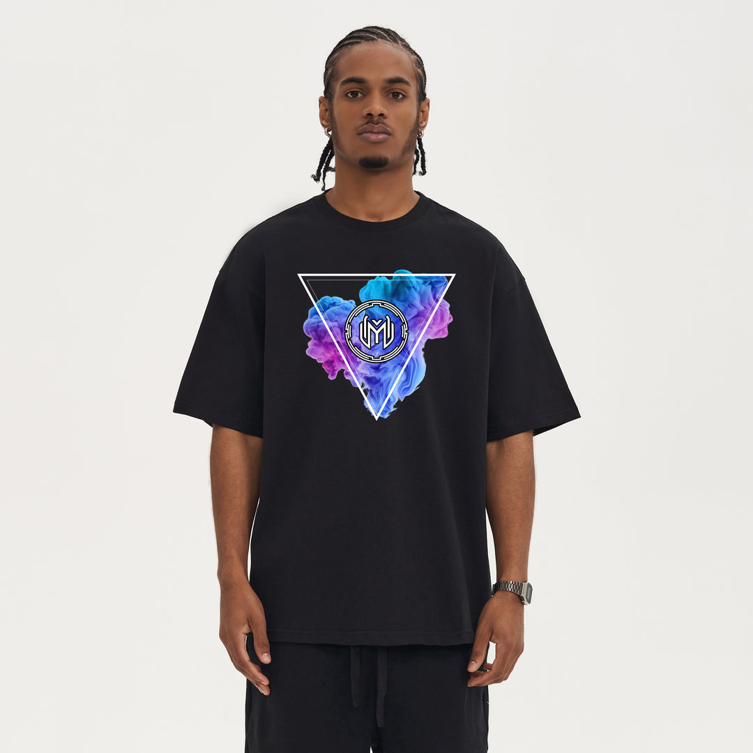 Un modèle portant le t-shirt oversized Kaizo-Ku x Maze avec le logo "Shadow Void". Design minimaliste et confortable pour un look à la fois sobre et puissant.