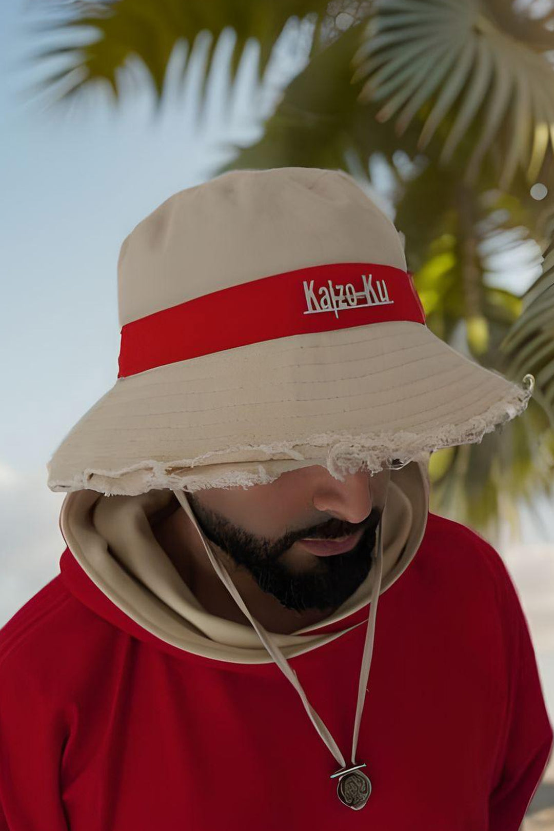 modele portant le chapeau de paille e luffy one piece version streetwear