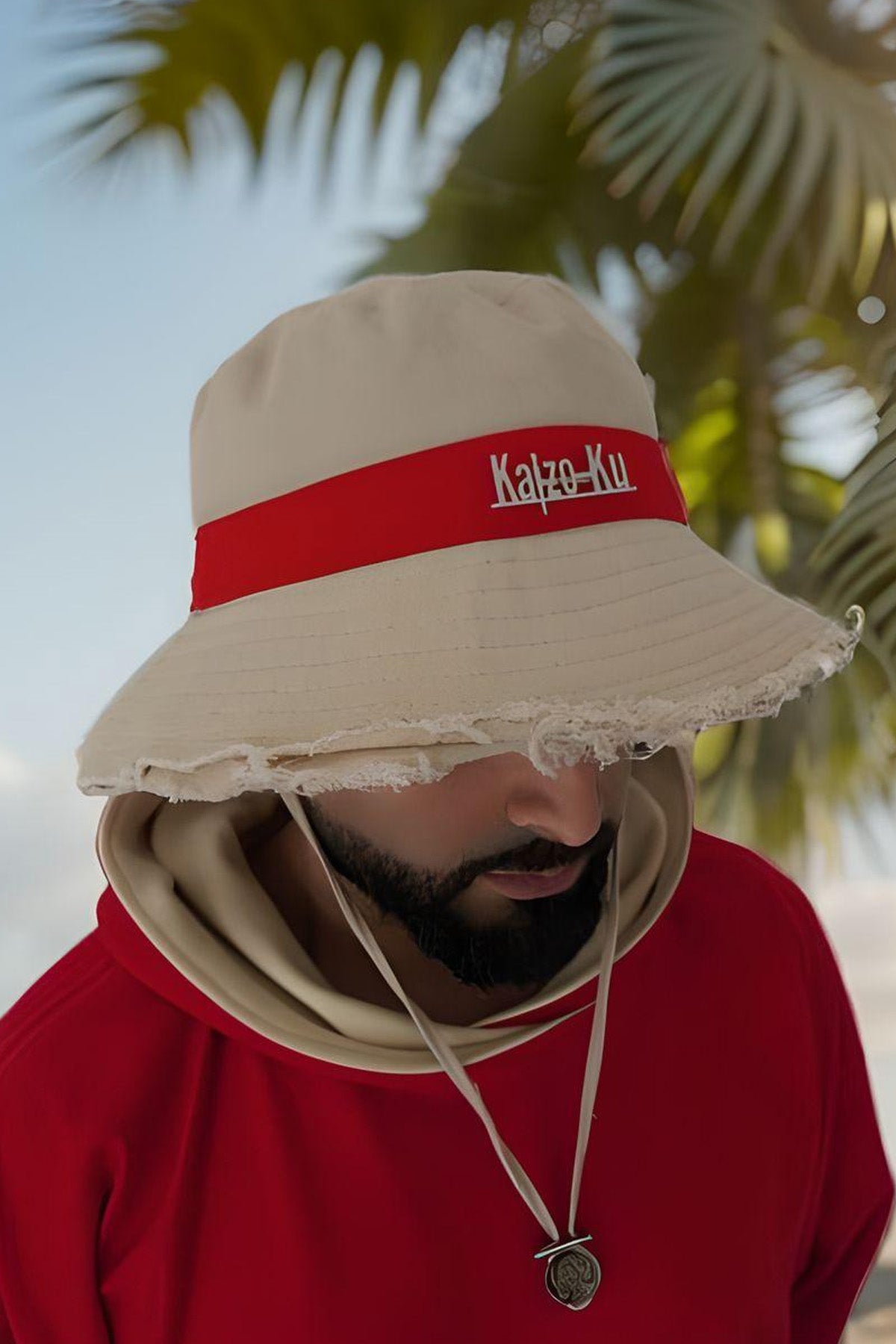 modele portant le chapeau de paille e luffy one piece version streetwear