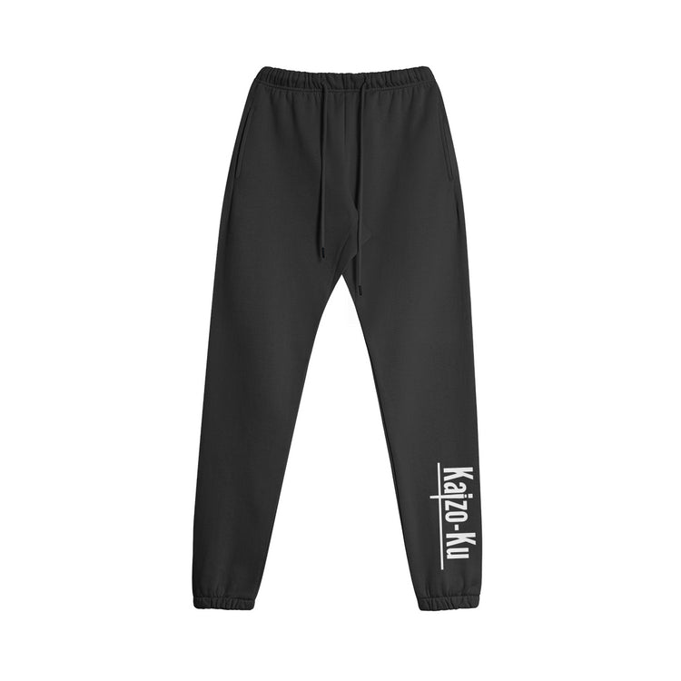 The Kaizo-Ku oversized jogger in black, featuring a minimalist design with the brand’s logo on the right leg. This jogger offers a loose, comfortable fit, perfect for a relaxed urban style. Made from premium quality materials, it’s ideal for streetwear enthusiasts.