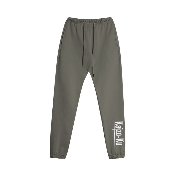 The Kaizo-Ku oversized jogger in charcoal grey, featuring the brand’s minimalist logo on the right leg. With its loose and comfortable fit, this jogger is designed for a modern, relaxed urban style and offers great durability thanks to its premium materials.