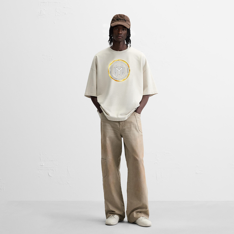 Le Light Bringer Boxy T-shirt porté par un homme. Ce t-shirt ample, au logo inspiré de la lumière, est parfait pour un look moderne et lumineux, idéal pour les amateurs de streetwear et de gaming.