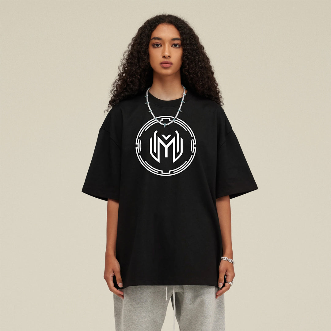 Le Maze Standard Boxy T-shirt porté par une femme. Ce t-shirt à la coupe boxy est idéal pour un look urbain décontracté. Le logo de Maze Esports ajoute une touche subtile à ce vêtement polyvalent, parfait pour le quotidien.