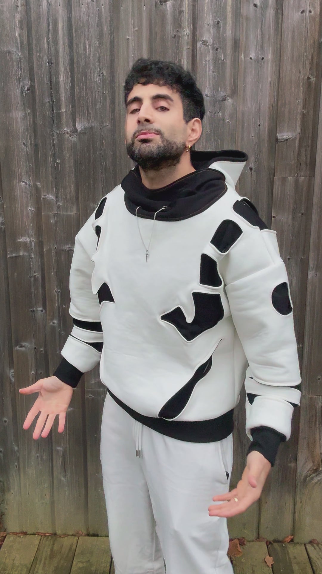 Hoodie Artisanal — Adaptation Streetwear aux Motifs Maudits