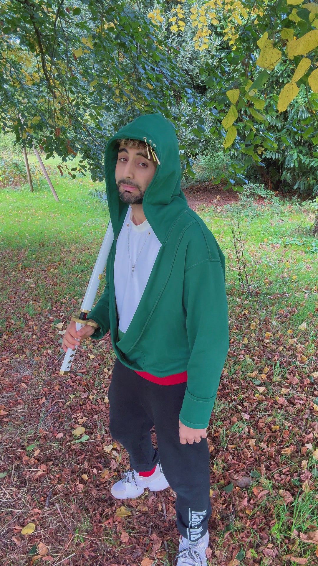 Le look complet du hoodie Zoro Kaizo-Ku – un hommage moderne au sabreur de One Piece.