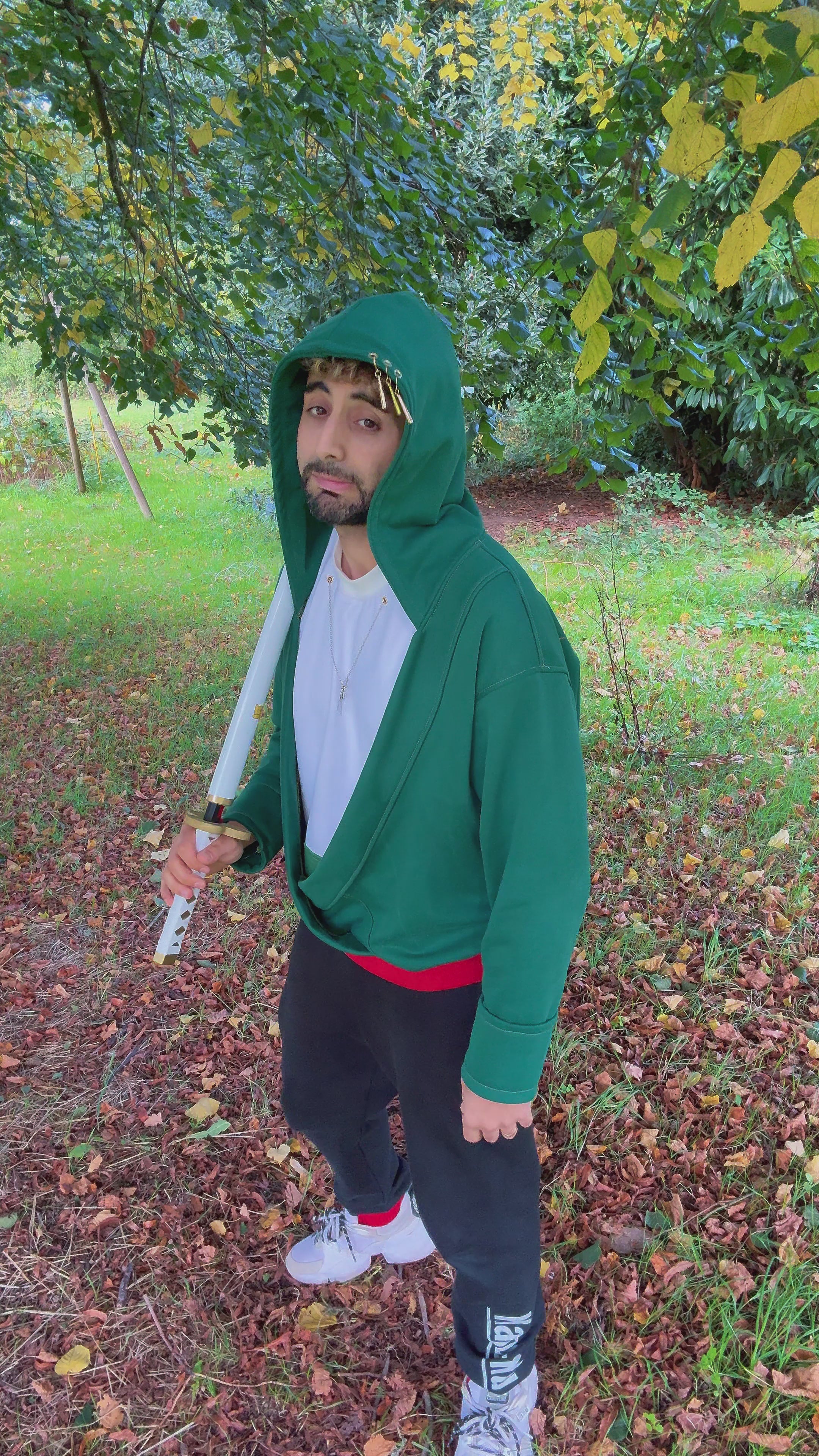 Le look complet du hoodie Zoro Kaizo-Ku – un hommage moderne au sabreur de One Piece.