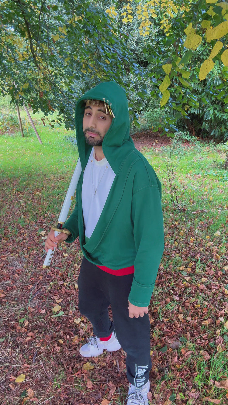 Le look complet du hoodie Zoro Kaizo-Ku – un hommage moderne au sabreur de One Piece.