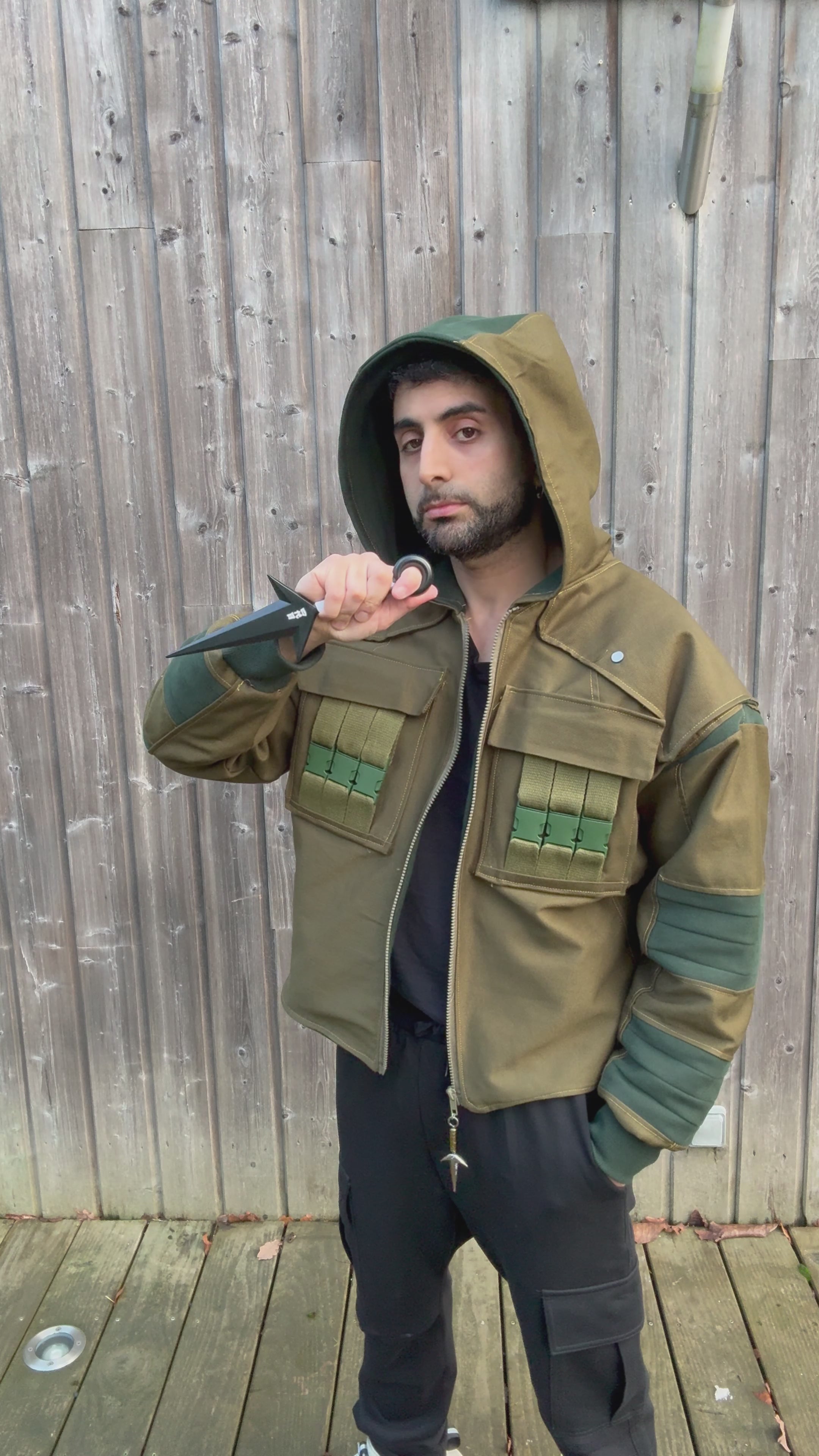 Vidéo montrant les détails de la veste naruto streetwear en jean