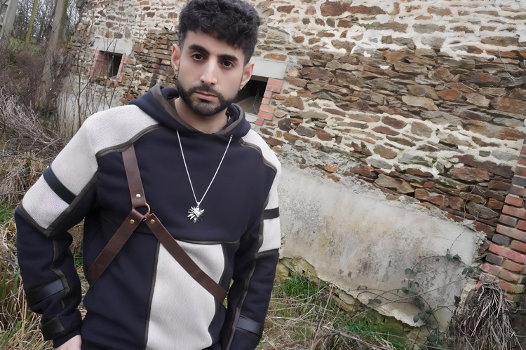 une vu de face du sweat  à capuche geralt de riv de the witcher pour homme