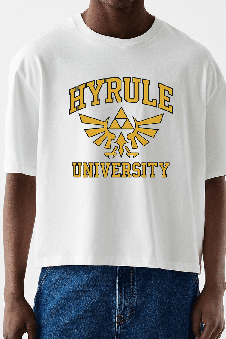 Homme portant un t-shirt blanc Zelda Hyrule University, logo Triforce doré, vêtement streetwear geek inspiré de Zelda.