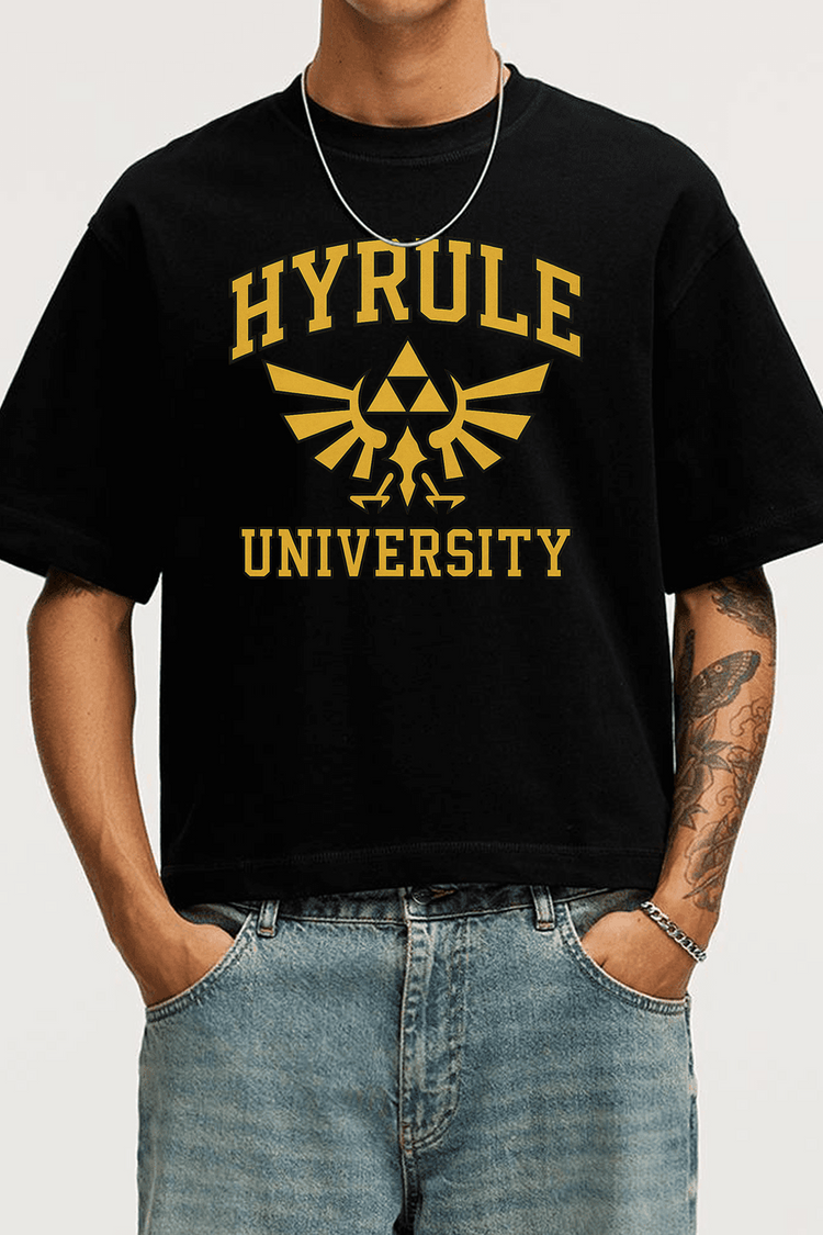 Homme portant un t-shirt noir Zelda Hyrule University, logo doré Triforce en style streetwear Kaizo-Ku.