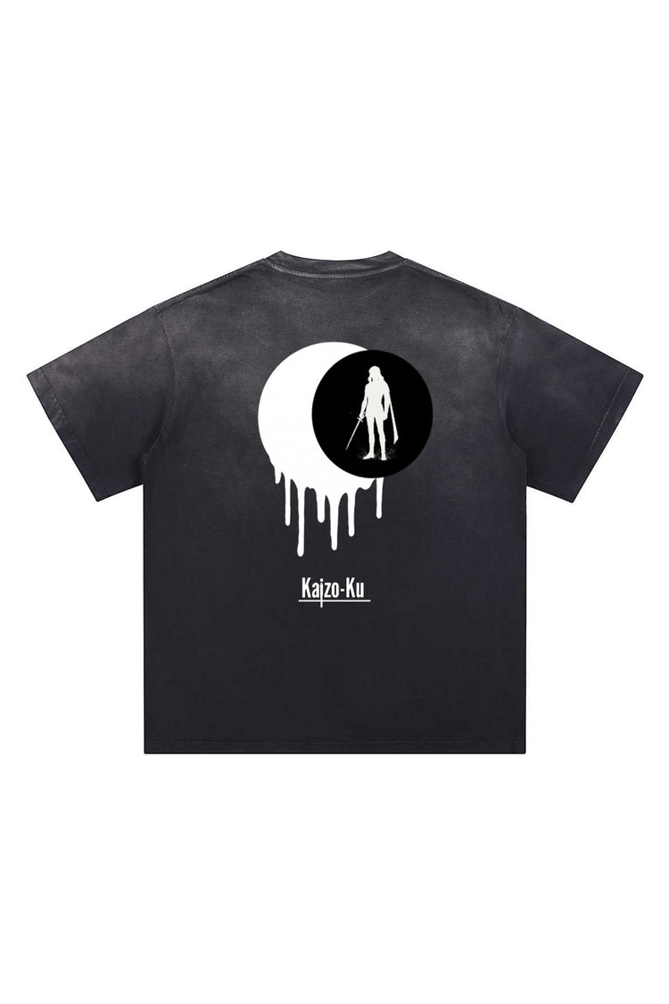 T-shirt noir oversize avec imprimé dos : lune noire dégoulinante et silhouette blanche inspirée d’un guerrier légendaire. Design Kaizo-Ku.