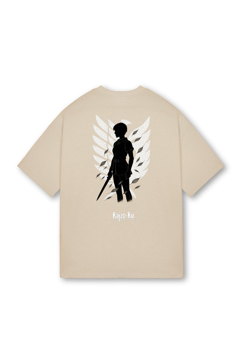 T-shirt oversize beige avec silhouette noire féminine armée et ailes de feuilles blanches. Design original Kaizo-Ku inspiré de Casca