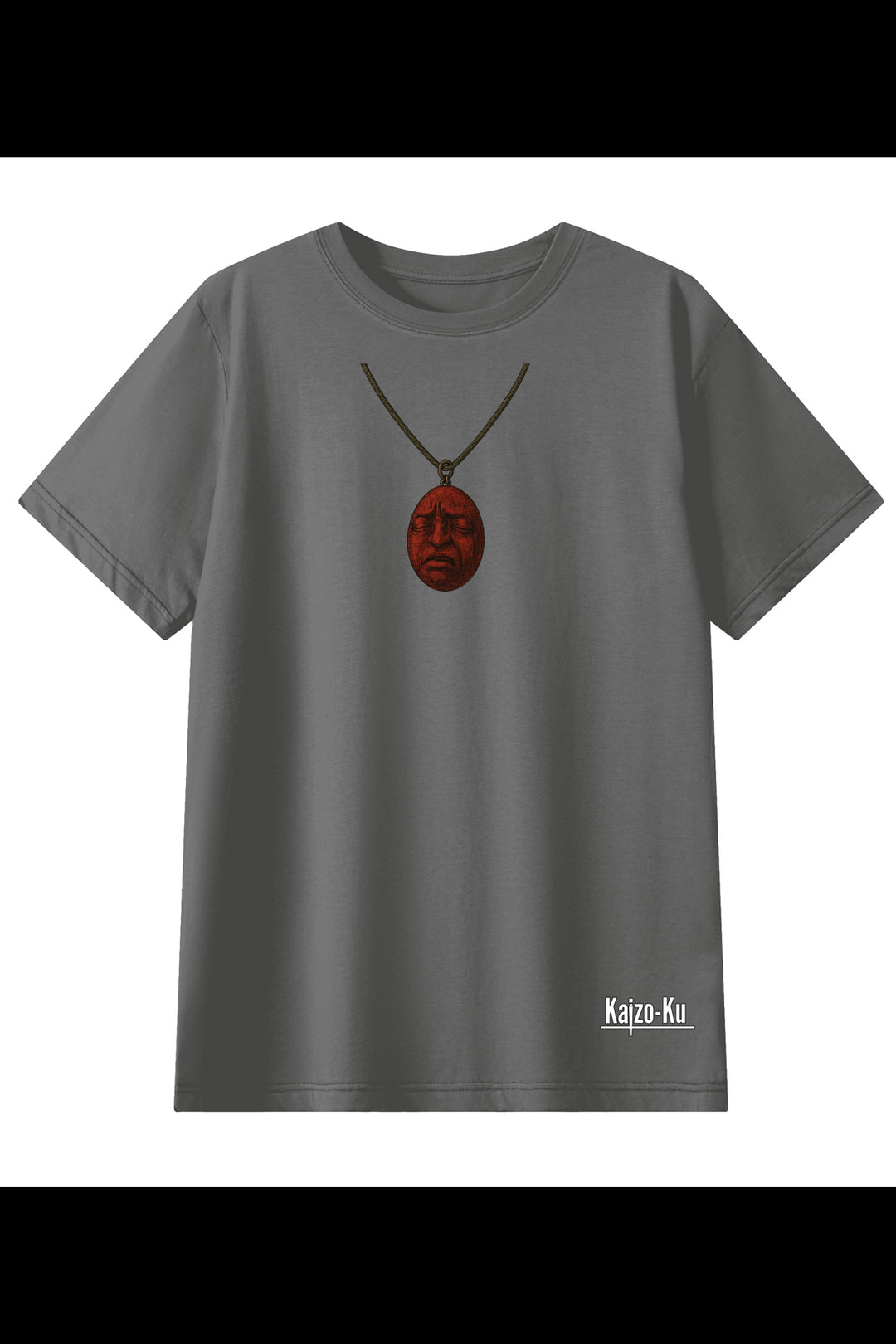 T-shirt gris coupe cintrée avec impression DTG d’un pendentif rouge inspiré d’un artefact occulte, dans un style dark fantasy évoquant l’univers de Berserk. Design exclusif Kaizo-Ku.