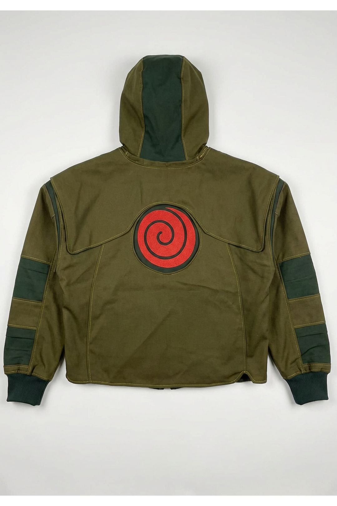 Vue de dos de la veste Chunin style Naruto, symbole Uzumaki rouge brodé, fond blanc.