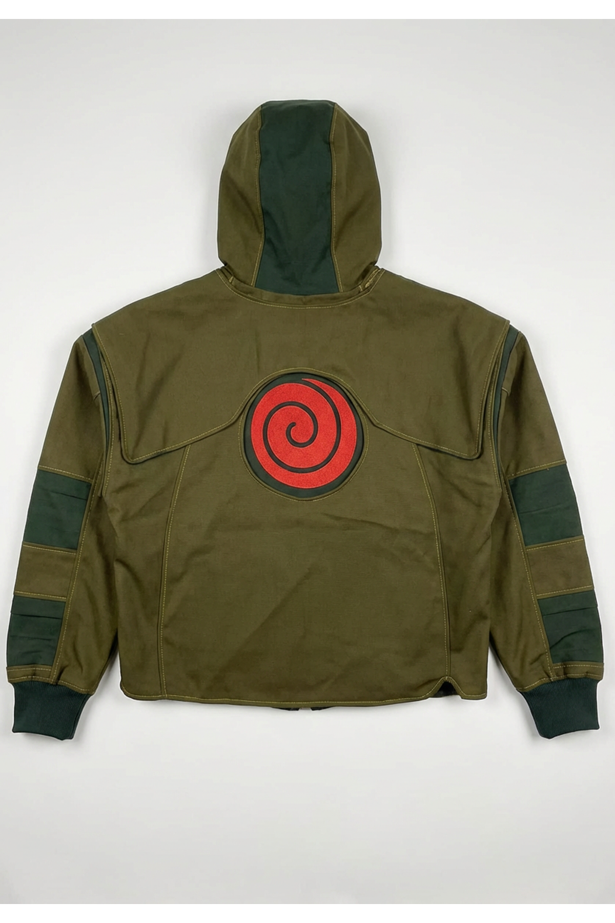 Vue de dos de la veste Chunin style Naruto, symbole Uzumaki rouge brodé, fond blanc.