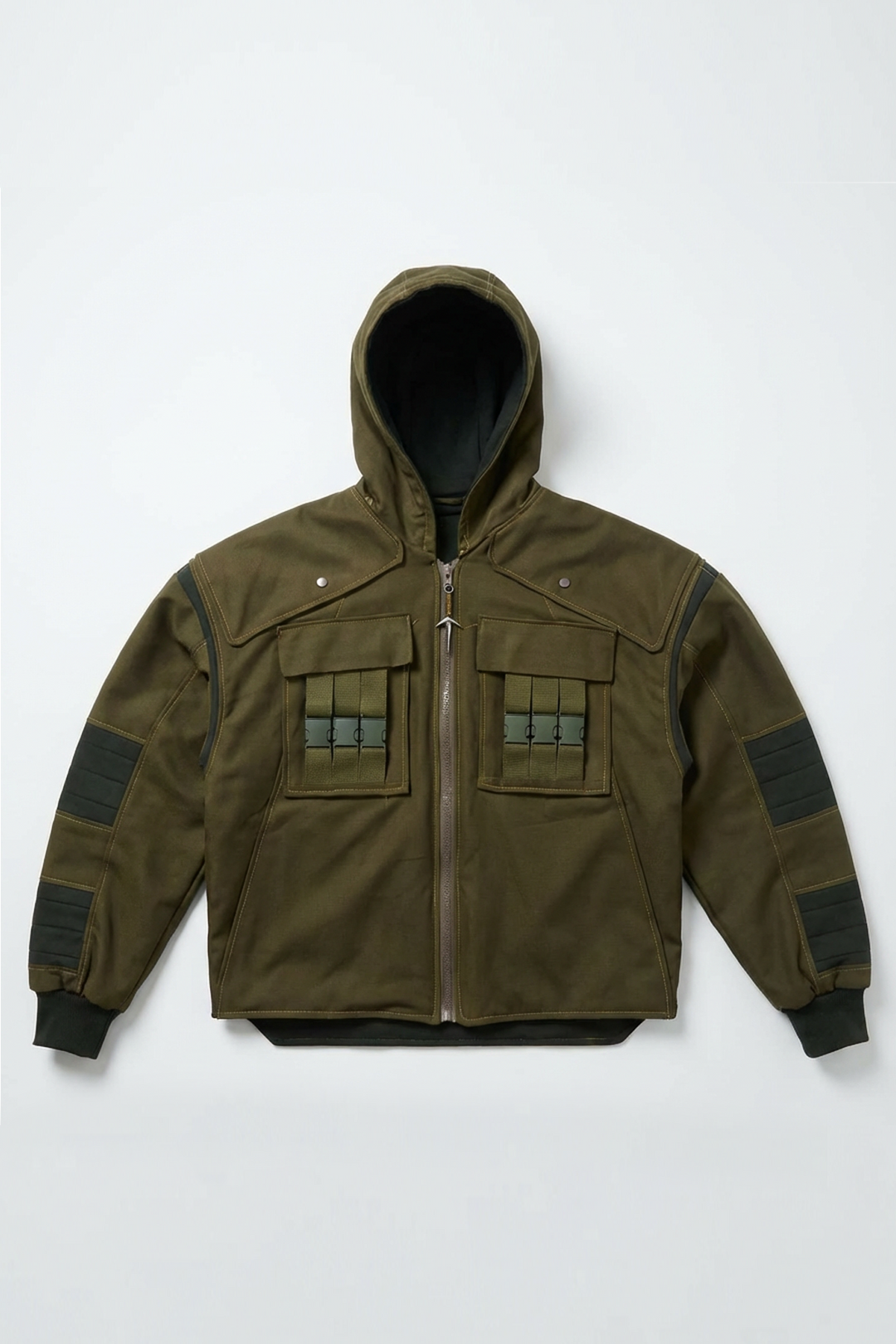 Vue de face de la veste Chunin inspirée de Naruto, poches tactiques vert militaire, fond blanc.