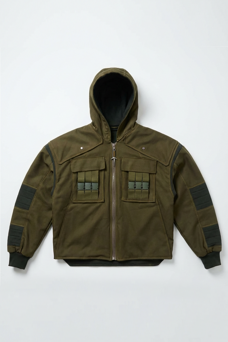 Vue de face de la veste Chunin inspirée de Naruto, poches tactiques vert militaire, fond blanc.