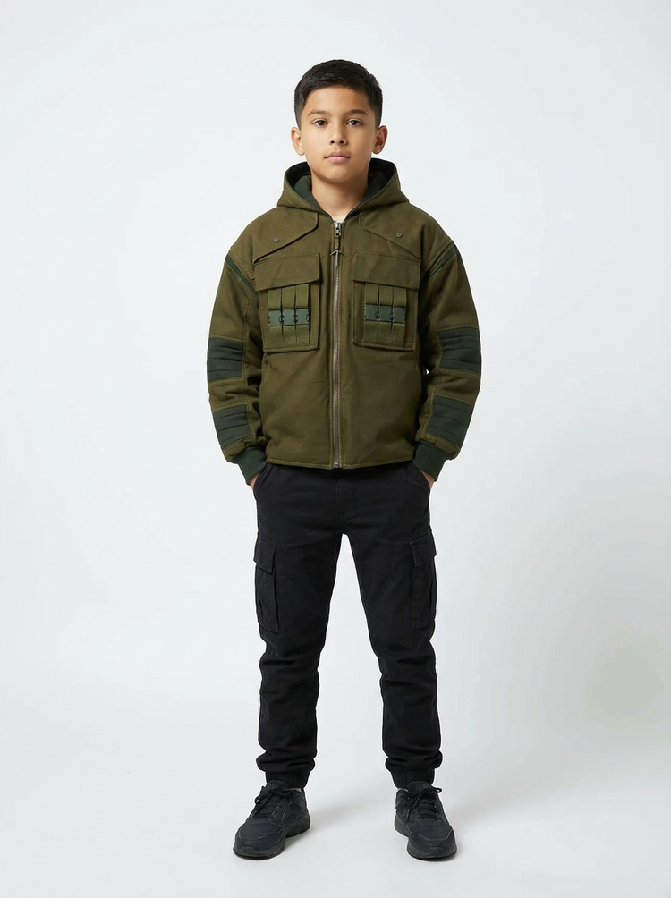 Enfant portant la veste Chunin inspirée de Naruto, vue de face sur fond blanc.