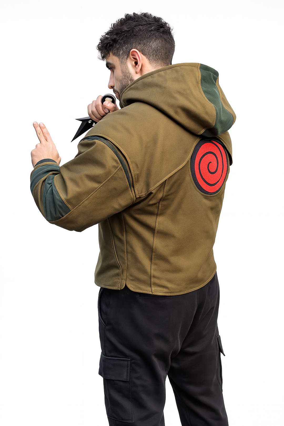 Modèle portant la veste Chunin inspirée de Naruto en vue de face, poches tactiques vert militaire.