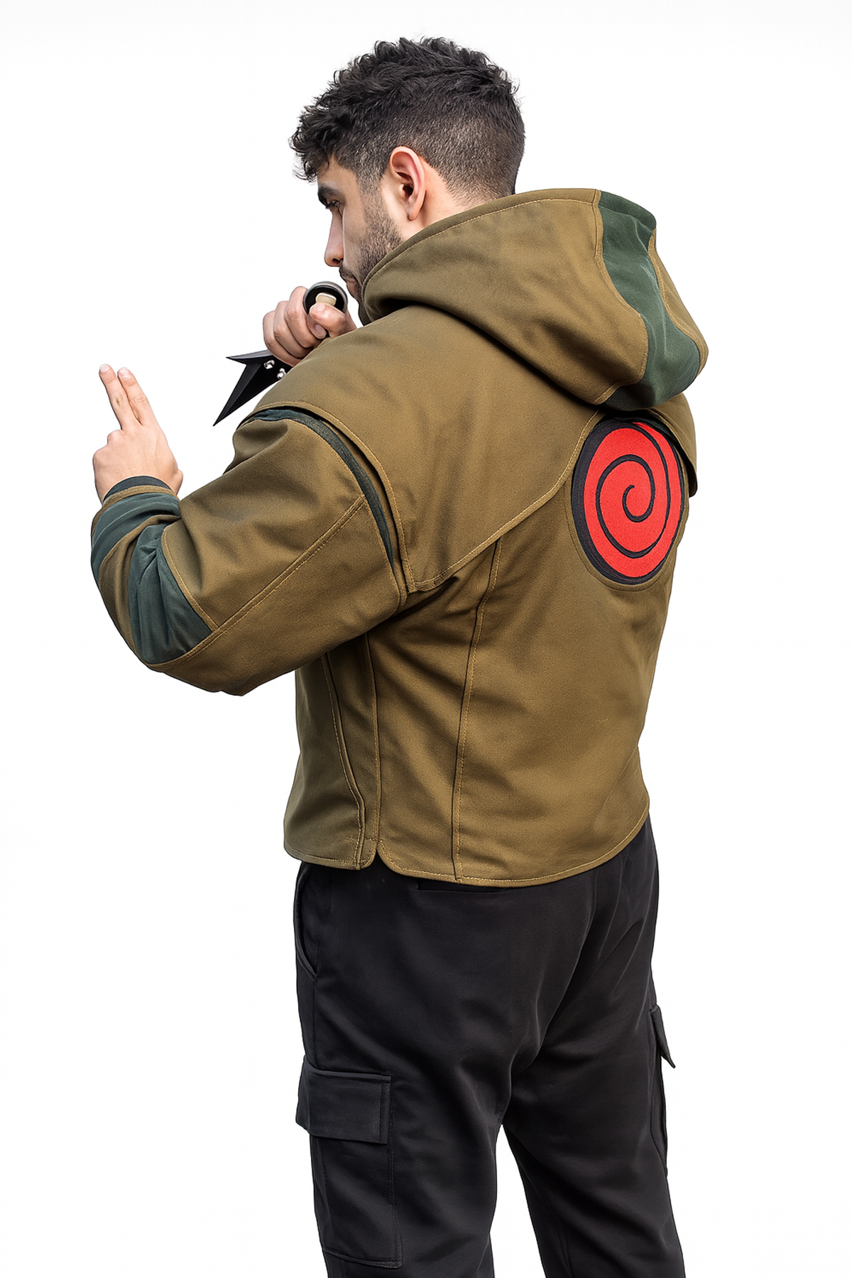 Modèle portant la veste Chunin inspirée de Naruto en vue de face, poches tactiques vert militaire.