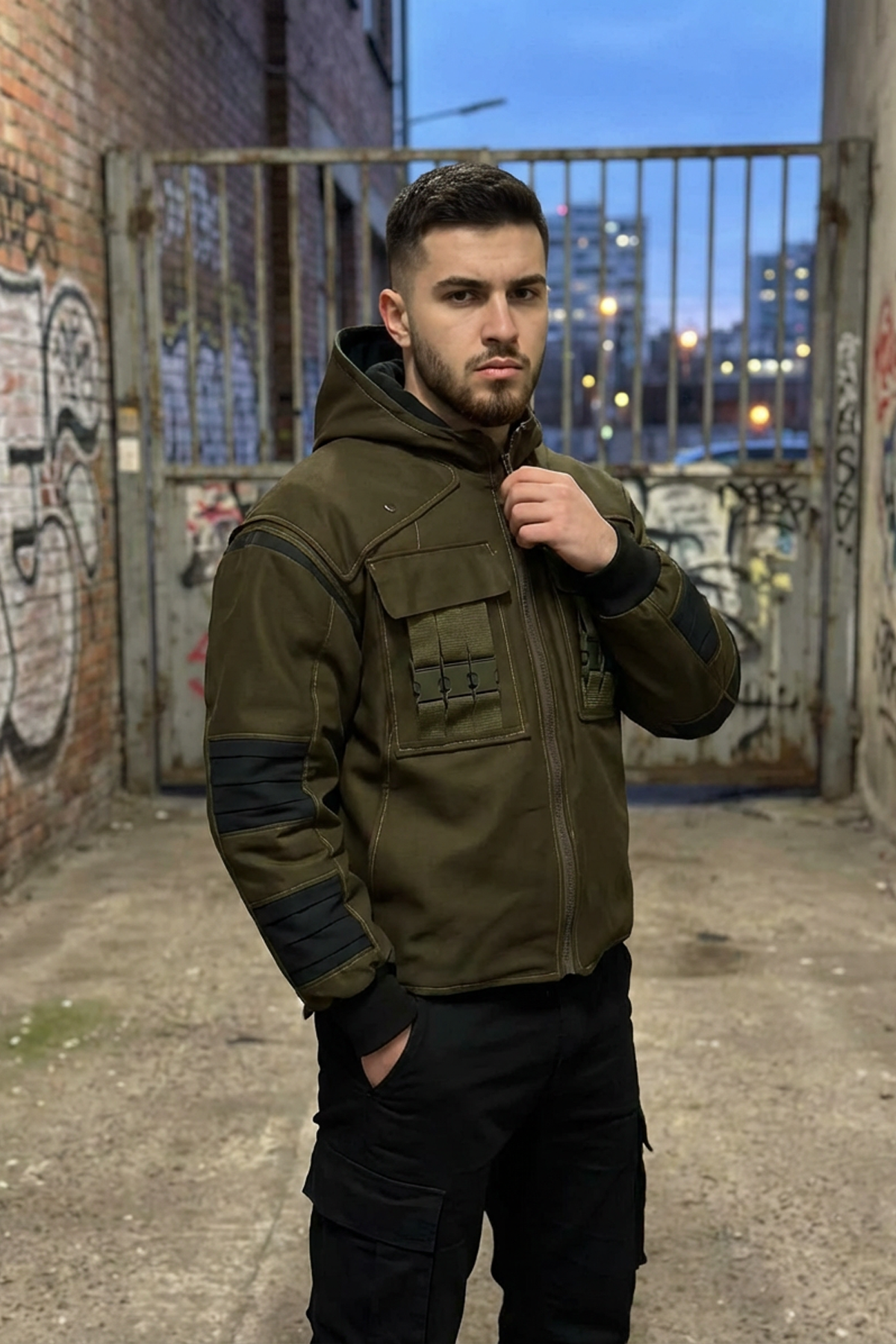 Modèle portant la veste Chunin inspirée de Naruto en extérieur, style streetwear.